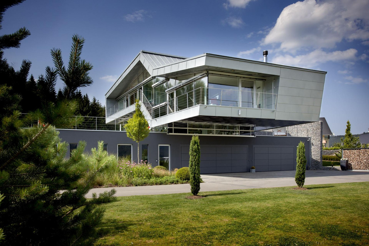 Các nghiên cứu cũng chỉ ra, không khí bên trong nhà của chúng ta có thể chứa rất nhiều "rác rưởi" không mong muốn như các loại hạt (vi hạt bằng chất rắn hoặc chất lỏng), khí carbon monoxide (CO), oxit nitơ, hợp chất hữu cơ formaldehyde, khí radon, và các hóa chất dễ bay hơi từ các mùi hương trong chất tẩy rửa thông thường.