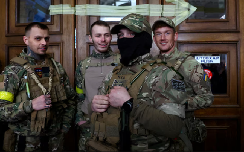 Sau hơn nửa tháng giao tranh, lính đánh thuê Pháp-Ba Lan vẫn hoạt động rất tích cực. Không giống như nhóm lính đánh thuê Mỹ "Quan sát tiền tuyến" đăng ảnh selfie về trận chiến ở Kursk trên mạng, một trong số họ đã bị Quân đội Nga tiêu diệt chỉ trong ba ngày. Ảnh: Reuters.