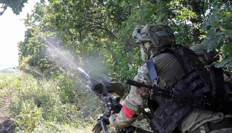 Theo trang Avia.pro, ngày 24/8, nhà quan sát quân sự Yury Podoljaka đưa tin, tại vùng Kozhenevsky của Kursk, Quân đội Ukraine đã dọn sạch chướng ngại vật cuối cùng để tấn công Korenevo. Quân đội Nga buộc phải rút lui khỏi các làng Kremeanaya và Orgovka. Tại thời điểm này, Quân đội Ukraine đã có thể đánh bại Korenevo từ cả hai phía. Ảnh: EPA.