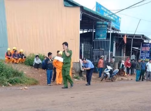 Tim thay chiec xe tai lam dut cap quang, khien 2 em hoc sinh bi dien giat tu vong