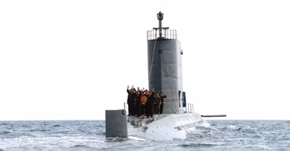 Theo một số nguồn tin, Sinpo là loại tàu ngầm điện – diesel lớn nhất từng được đóng mới tại Triều Tiên. Nó có lượng giãn nước ước đạt 2.000 tấn, dài khoảng 65m, rộng 6,6m, thủy thủ đoàn ước tính 30-35 người. Nguồn ảnh: Military Edge