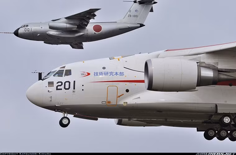 Kawasaki C-2 thuộc phân khung máy bay vận tải quân sự hạng trung nhưng có tầm bay xa và tốc độ lớn. Nó có khả năng không vận 32 tấn hàng hóa (có thể chở 1 trực thăng Black Hawk hoặc 1 xe tăng MCV), tầm bay cực đại 9.800km, nếu chở tối đa 32 tấn thì chỉ bay được gần 6.000km, tốc độ tối đa 917km/h. Nguồn ảnh: Airlines.net