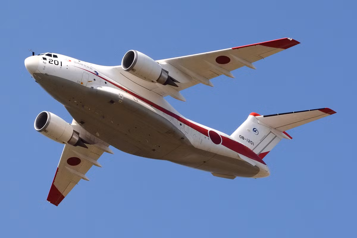 Cũng theo Nikkei, thì ngoài P-1, Tokyo cũng đang hướng tới việc tìm kiếm hợp đồng bán các máy bay vận tải tiên tiến Kawasaki C-2 cho New Zealand. Đây cũng là thiết kế máy bay quân sự mới nhất của KHI, lần bay đầu tiên vào tháng 1/2010, chính thức hoạt động trong JSDF từ tháng 3/2016. Đơn giá một chiếc ước tính 136 triệu USD. Nguồn ảnh: Airlines.net