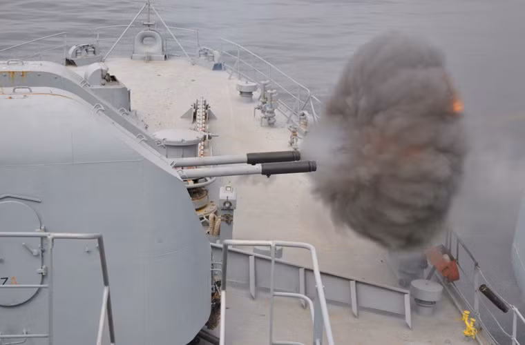 AK-726 trang bị hai nòng pháo 76,2mm đạt tầm bắn tối đa 15,7km, trần bắn tối đa 11km, tốc độ bắn khoảng 45 phát/phút.