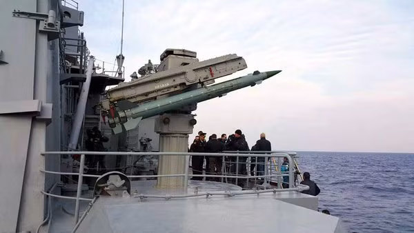 Ngoài ra còn có hai bệ phóng tên lửa phòng không tầm thấp OSA-M đạt tầm bắn đến 15km.