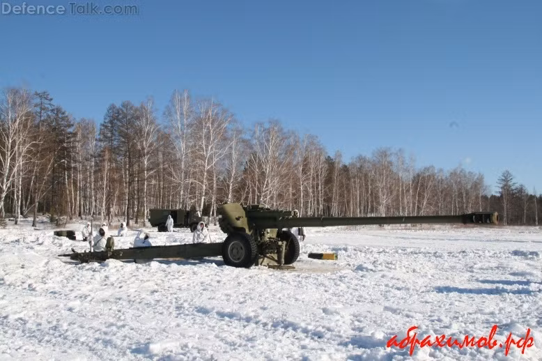 Về đạn pháo, 2A65 MSTA-B bắn chung loại đạn với pháo tự hành MSTA-S, trong đó là đạn nổ OF-45 nặng 43,56kg tầm bắn 24,7km, đi kèm với liều phóng OF72 (bắn tầm xa), OF58 (liều đủ) and OF73 (liều giảm). Ngoài ra đạn pháo OF-45 có thể gắn thiết bị đẩy để tăng tầm bắn lên 29km.