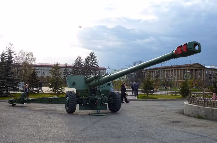 Pháo 152mm 2A65 được trên khung bệ có hai bánh xe để di chuyển, khi vào vị trí khai hỏa, hai “càng” sẽ được hạ xuống còn trục thủy lực ngay dưới bệ pháo sẽ được nâng lên, như vậy cơ cấu ổn định sẽ dựa trên 3 điểm là trục thủy lực và hai càng pháo.