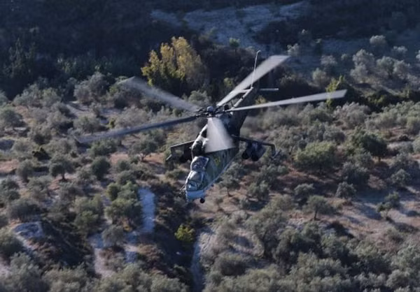 Loạt ảnh cho thấy các trực thăng tấn công Mi-24 bay ở độ cao cực thấp quần đảo nhiều lần để săn lùng mục tiêu phiến quân ở tỉnh Latakia, Syria.