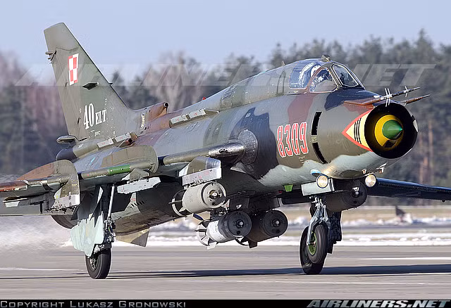 Việc cải tiến hệ thống ngắm bắn, dẫn đường cho phép máy bay Su-22M4 triển khai tên lửa đối đất thế hệ mới gồm: tên lửa không đối đất Kh-25, Kh-29; tên lửa chống radar Kh-28, Kh-58 và bom dẫn đường thông minh KAB. Tải trọng vũ khí tối đa đến 4 tấn.