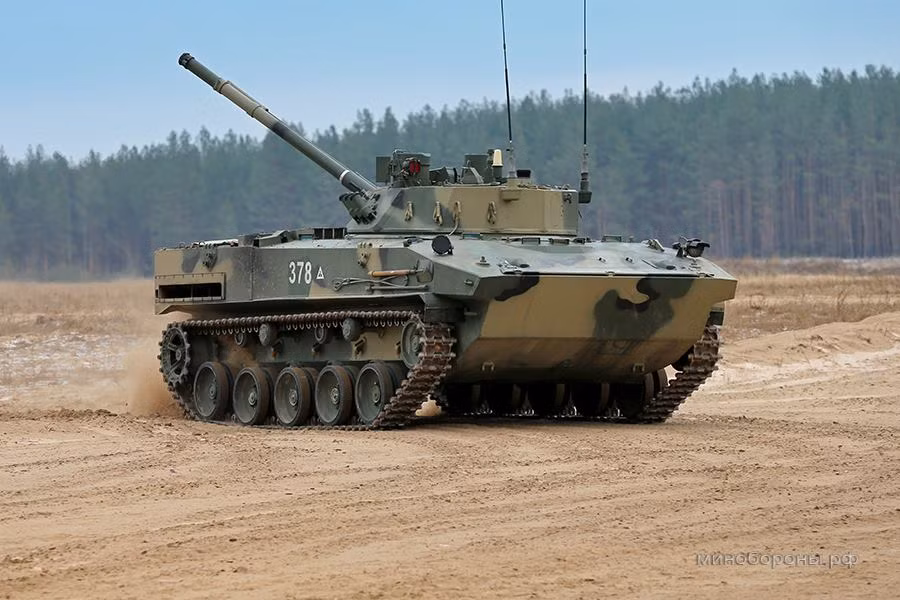 Đại tá Vladimir Shamanov – Chỉ huy một đơn vị đổ bộ đường không quân của Quân đội Nga sau khi lái thử BMD-4M cho biết, các mẫu xe đổ bộ đường không trước đây của Quân đội Nga như BMD-1, BMD-2 thường có quá trình khởi động máy khá lâu. Trong khi đó BMD-4M lại thực hiện công việc trên một cách đơn giản, bên cạnh đó BMD-4M lại dễ điều khiển và có độ tin cậy cao hơn các mẫu xe cũ.