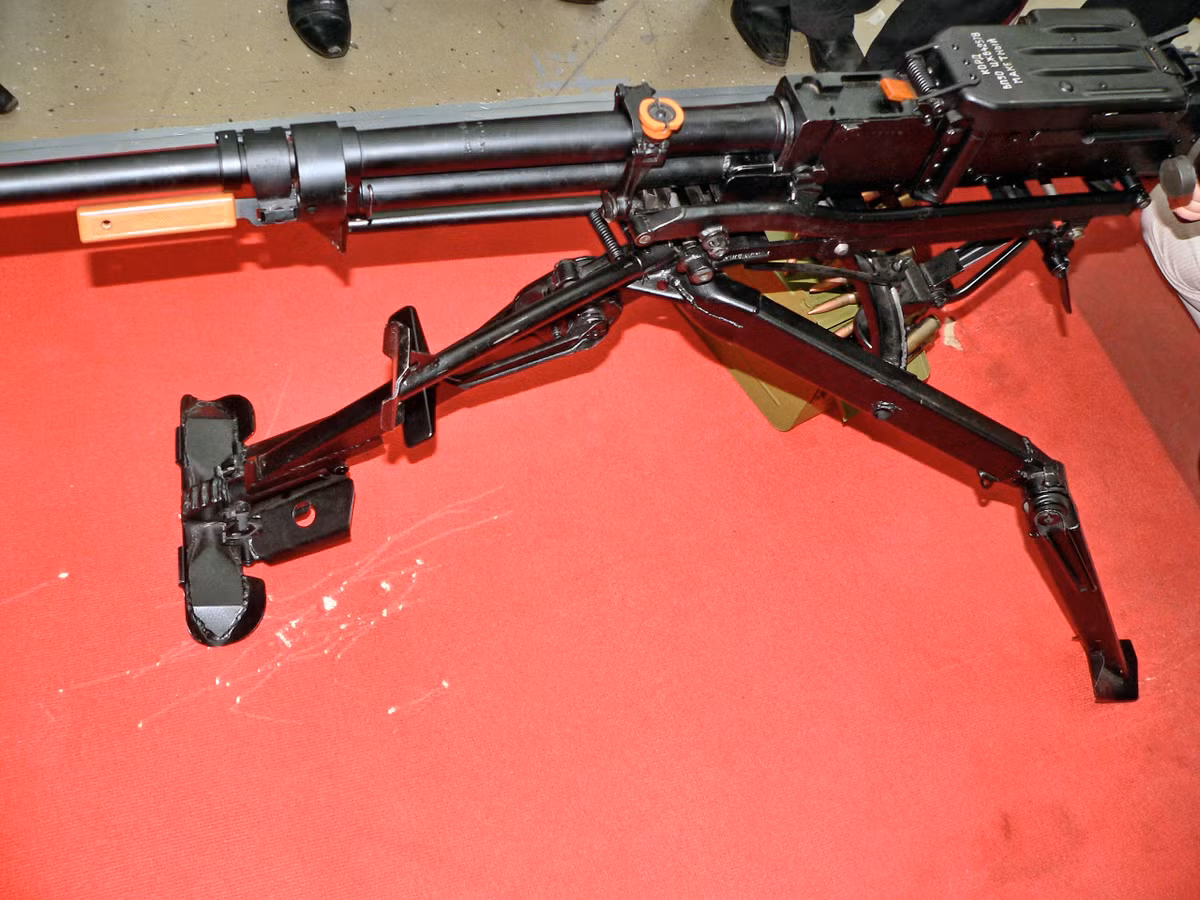 Kord sử dụng loại đạn 12.7×108mm và thường thì dây đạn nạp vào từ phía bên phải nhưng vẫn có thể chỉnh lại để nạp vào từ phía bên trái nếu muốn. Vỏ đạn được đẩy ra phía trước qua một khe nhỏ phía bên phải. Loại súng này sử dụng hệ thống điểm hỏa bằng điện khi được gắn trên các phương tiện cơ giới.