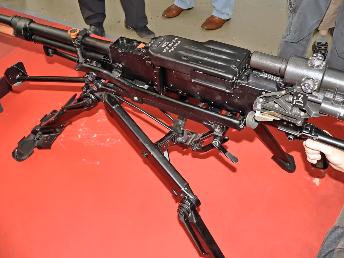 Nó hoàn toàn tự động nên việc điều chỉnh chế độ bắn phụ thuộc vào việc bóp cò. Và vì độ giật của súng đã giảm hơn hẳn so với các loại HMG sử dụng loại đạn 12,7 mm khác nên thay vì chỉ có thể gắn trên bệ chống ba chân khi hỗ trợ bộ binh nó có thể sử dụng chân chống chữ V tích hợp thiết kế riêng cho loại súng này để tăng tính cơ động.