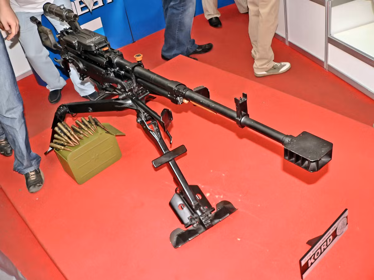 Kord có thể gắn ở các vị trí mà khẩu NSV từng gắn trên các phương tiện cơ giới nhưng lại có độ chính xác cao hơn. Loại súng này sử dụng cơ chế làm mát bằng không khí, nạp dây đạn không nối và bắn tự động.