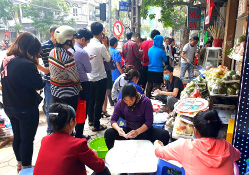 Theo ghi nhận của PV, ngay từ 6h sáng nay (18/4 - tức mùng 3/3 Âm lịch), tại cửa hàng 16 Ngô Thì Nhậm (Hai Bà Trưng, Hà Nội) người mua đã xếp hàng dài để chờ mua bánh trôi bánh chay.