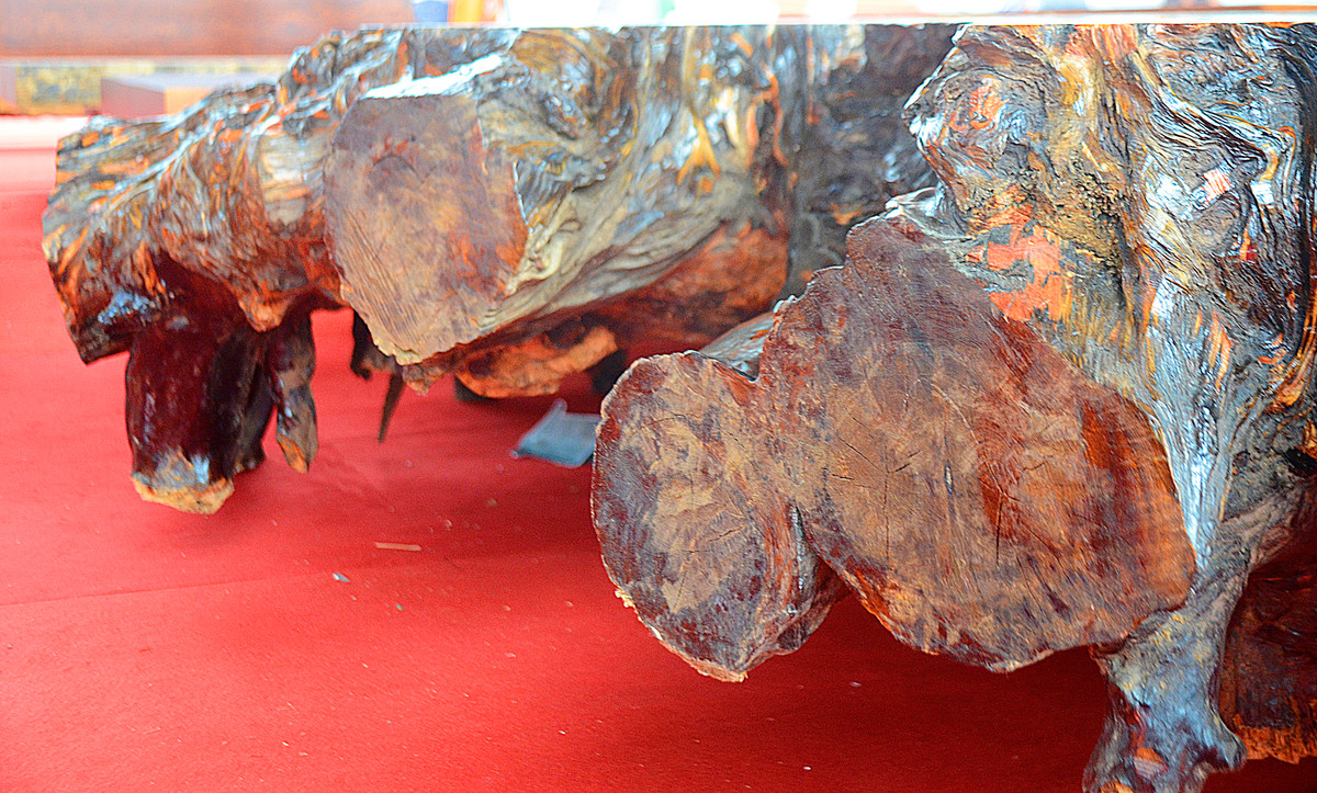 Điểm giá trị nhất, tạo đẳng cấp cho chiếc phản làm từ gốc cây chính là phần rễ tự nhiên.