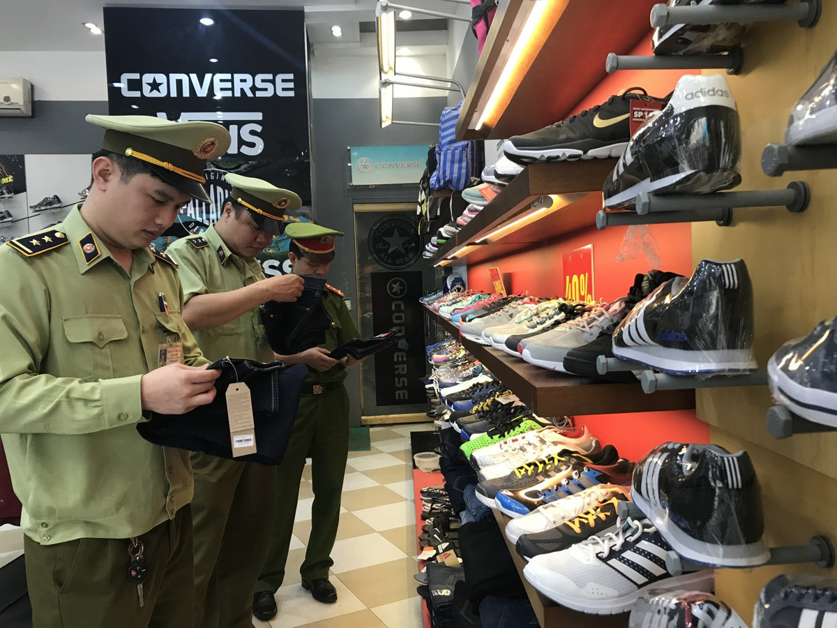 Công chức Đội Quản lý thị trường số 7 kiểm tra hàng hóa vi phạm. Ảnh: nguồn QLTT Lạng Sơn.