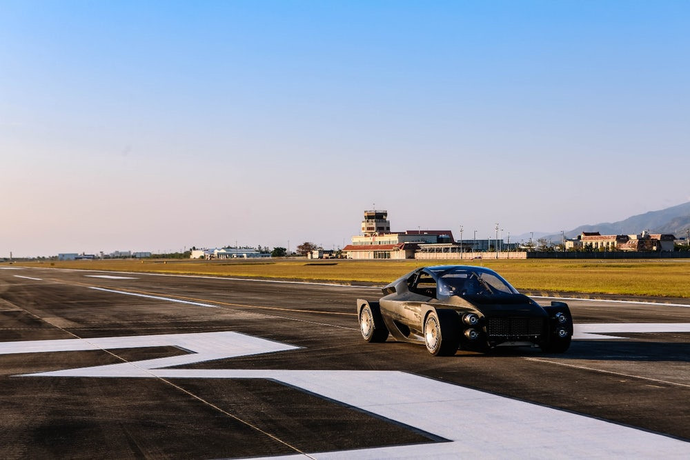 Pin của Miss R được tạo từ 98 mô-đun cho tổng số lượng 4.116 tế bào pin lithium-ion được ngâm trực tiếp với chất lỏng kỹ thuật Novec 7200 của 3M nhằm làm mát pin, thời gian để người dùng thay toàn bộ pin trên xe chỉ mất 5 phút.