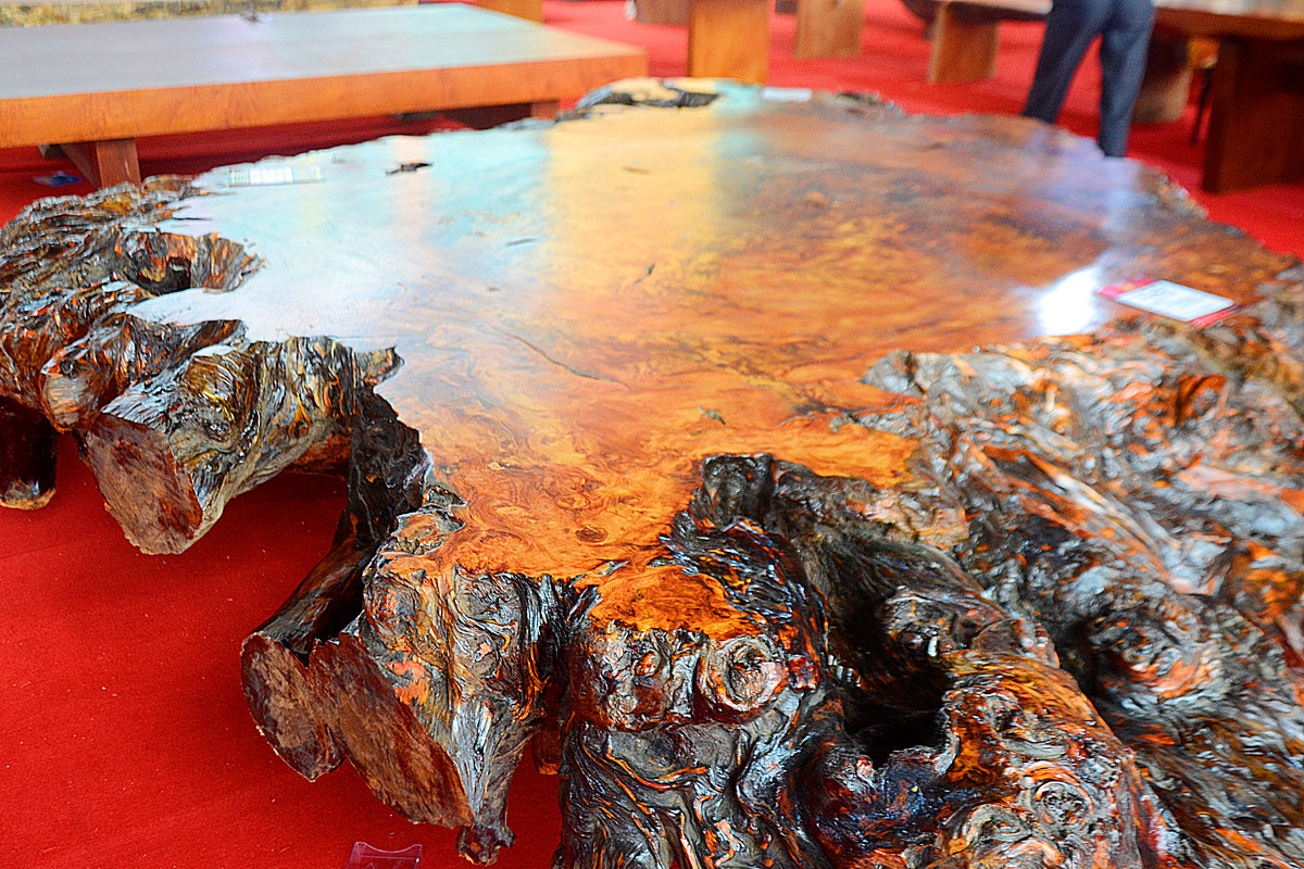 Đường vân gỗ rất đẹp với nhiều vân vòng, vân rối trải đều.