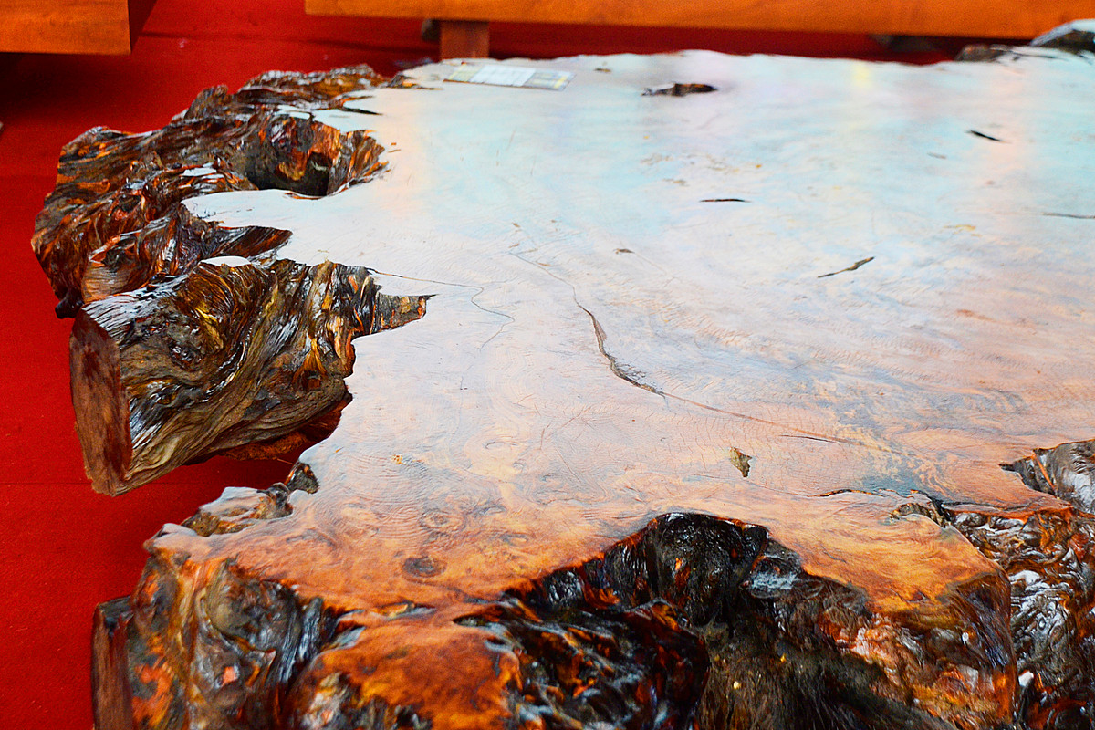 Chiều dài chiếc phản gỗ rộng khoảng 3m, chiều rộng cũng tương đương.