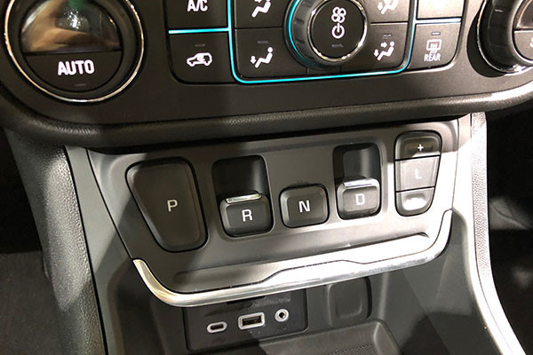 Cần số dạng nút bấm của GMC Terrain: Những nút bấm của GMC Terrain được bố trí khá hợp lý bên dưới khu vực điều khiển điều hòa. Người dùng sẽ phải nhấn nút khi muốn lựa chọn số P và số N, trong khi số R và số D lại yêu cầu thao tác gạt nút ra phía trước. Điều này nhằm phân biệt khi các nút đặt cạnh nhau. Tuy nhiên ít nhiều nó cũng sẽ gây nhầm lẫn cho tài xế, chưa kể việc tăng giảm số ở số L cũng thông qua hai nút “+”,“-“ có kích thước khá nhỏ ở trên và dưới.