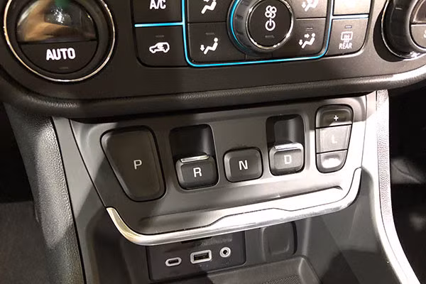 Cần số dạng nút bấm của GMC Terrain: Những nút bấm của GMC Terrain được bố trí khá hợp lý bên dưới khu vực điều khiển điều hòa. Người dùng sẽ phải nhấn nút khi muốn lựa chọn số P và số N, trong khi số R và số D lại yêu cầu thao tác gạt nút ra phía trước. Điều này nhằm phân biệt khi các nút đặt cạnh nhau. Tuy nhiên ít nhiều nó cũng sẽ gây nhầm lẫn cho tài xế, chưa kể việc tăng giảm số ở số L cũng thông qua hai nút “+”,“-“ có kích thước khá nhỏ ở trên và dưới.