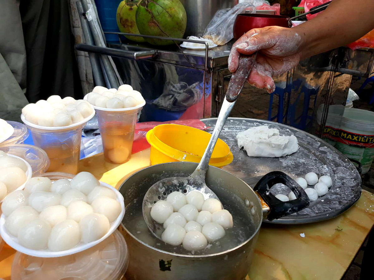 Tại khu chợ này, giá bánh trôi, bánh chay chỉ giao động khoảng từ 10.000 – 15.000 đồng/cốc.