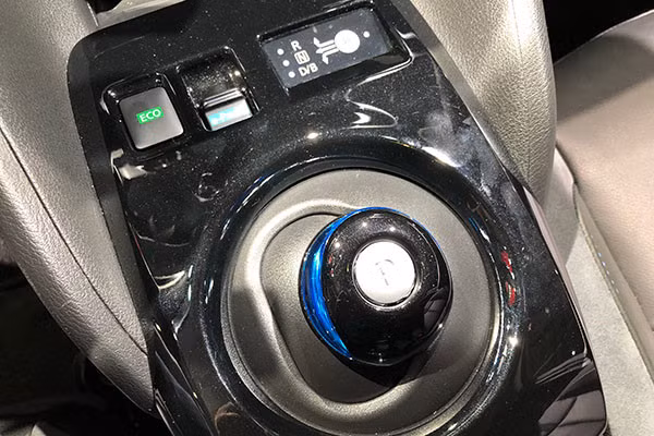 Cần số dạng tròn của Nissan Leaf: Thoạt nhìn, thiết kế cần số độc đáo của Nissan Leaf sẽ khiến bạn cảm giác như đây là một mẫu xe của tương lai. Nhưng thực tế, đây chỉ là dạng cần số tự động đơn thuần, với cách thức hoạt động được hướng dẫn thông qua một biểu đồ nằm phía trên.