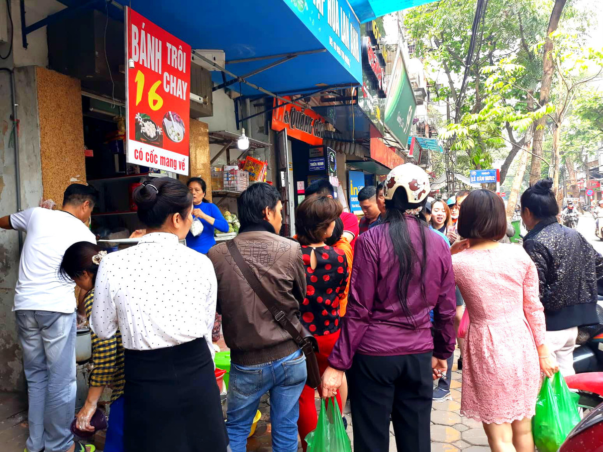 Bánh trôi ở đây có giá 15.000 đồng/đĩa và bánh chay có giá 20.000 đồng/bát.