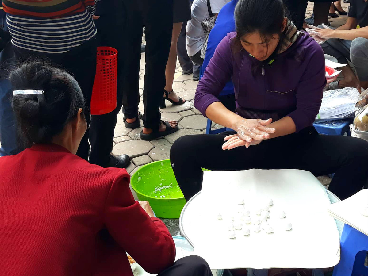 Theo khảo sát của Kiến Thức, mức giá hơi cao hơn một chút so với các quán khác... Tuy nhiên, khách hàng vẫn vui lòng chấp nhận vì cho rằng chất lượng bánh của quán rất ngon, khiến ai cũng hài lòng.