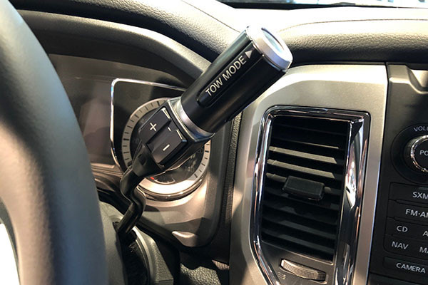 Cần số dạng lẫy của Nissan Titan: Lẫy chuyển số của Titan được bố trí khôn khéo phía sau vô-lăng. Thế nhưng, việc chuyển số kiểu truyền thống vốn là sự phối hợp giữa tay và chân, thì giờ đây được thay thế bởi nút bấm chỉ có kích thước tương đương một đồng xu. Điều này có thể sẽ gây chút lạ lẫm cho những người lần đầu sử dụng xe.