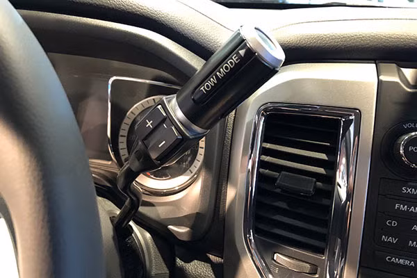 Cần số dạng lẫy của Nissan Titan: Lẫy chuyển số của Titan được bố trí khôn khéo phía sau vô-lăng. Thế nhưng, việc chuyển số kiểu truyền thống vốn là sự phối hợp giữa tay và chân, thì giờ đây được thay thế bởi nút bấm chỉ có kích thước tương đương một đồng xu. Điều này có thể sẽ gây chút lạ lẫm cho những người lần đầu sử dụng xe.