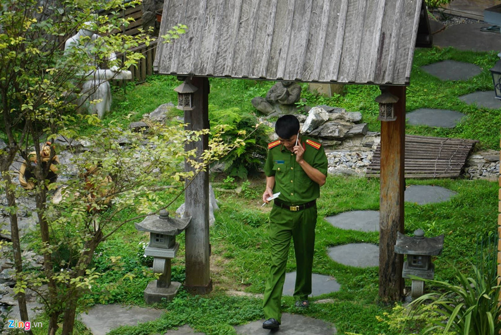 Ngôi nhà sở hữu sân vườn khá rộng, được thiết kế mang hơi hướng truyền thống. Ảnh: Zing.