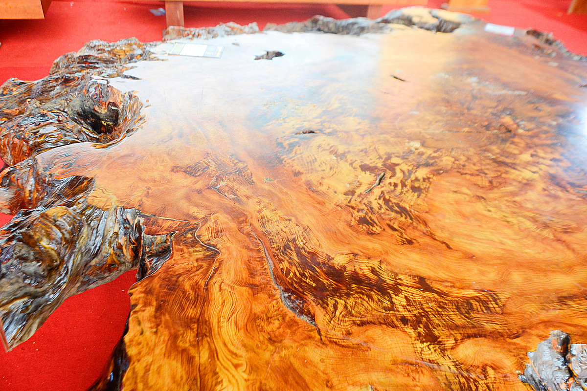 Tấm phản siêu độc này được làm từ gỗ Huyết Long, có nguồn gốc Việt Nam.