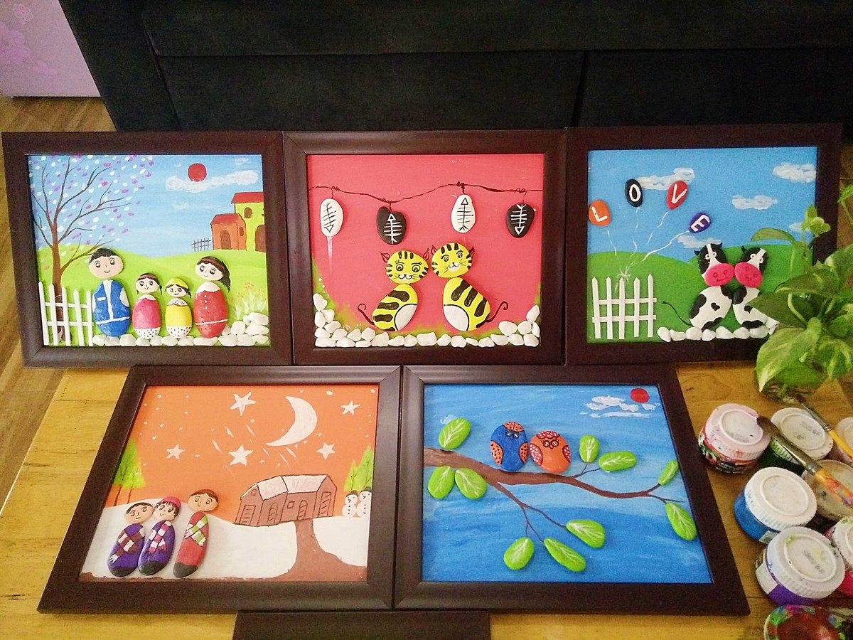 Chị Lan cho biết, chị có sở thích là làm những đồ handmade, trồng cây và chăm sóc nhà cửa nên sau khi xây dựng hoàn thiện, chị Lan cùng chồng và các con bắt tay vào công việc trang trí nhà. Để thoả mãn đam mê, chị Lan còn tự tay đi nhặt đá cuội về vẽ thành những bức tranh đá cuội cho nhà thêm sinh động.