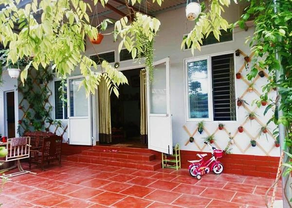 Ngôi nhà cấp 4 rộng 45m2 trên tổng diện tích khu đất 175 m2 với thiết kế gồm 1 phòng ngủ, 1 phòng khách, 1 phòng bếp và 1 nhà vệ sinh.