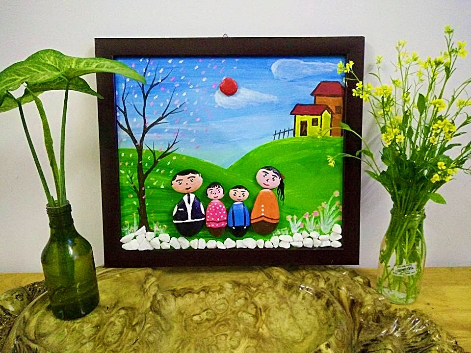 Những bức tranh thêu cũng được chị Lan tự sáng tạo.