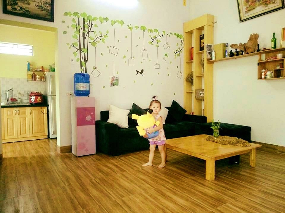 Thậm chí, trong quá trình xây dựng, nhiều thứ trong ngôi nhà phải tự tay 2 vợ chồng chị làm, bên cạnh đó là sự giúp đỡ của bố mẹ chồng. "Mình và mẹ chồng đã đào đất, xúc cát, chở gạch... thực sự đúng nghĩa là một thợ phụ hồ để giảm chi phí tối đa nhất... ", chị Lan kể.