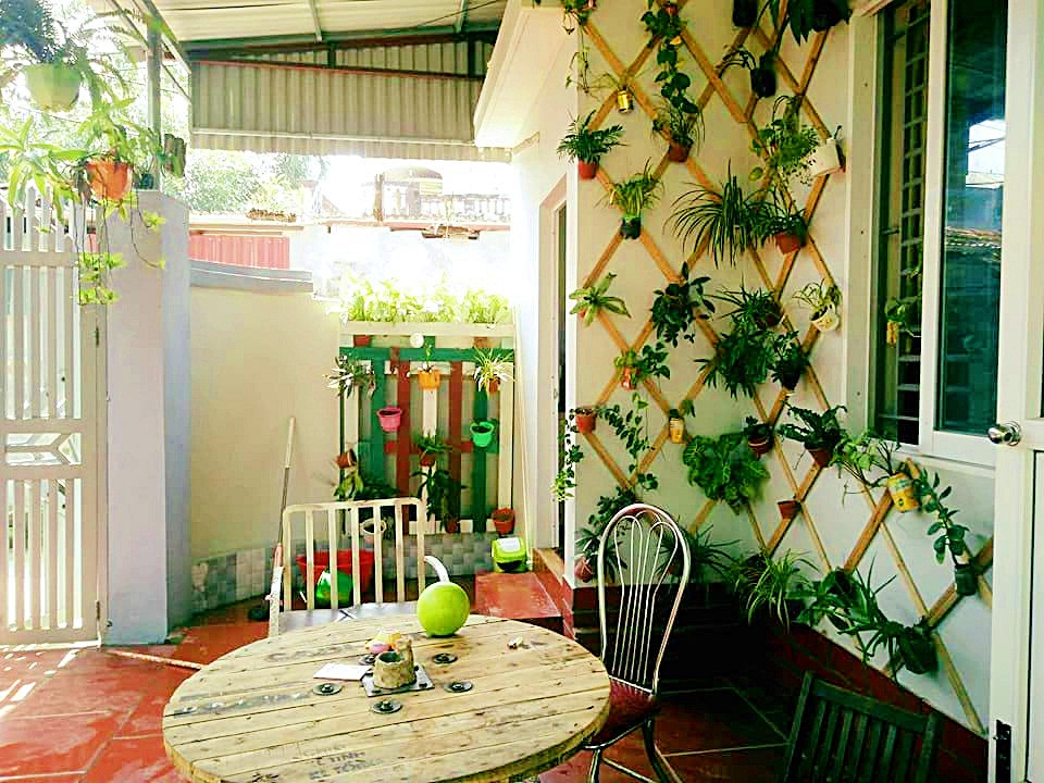 160 m2 diện tích còn lại được chị tận dùng làm sân vườn nên không gian căn nhà cấp 4 của vợ chồng chị Lan vô cùng thoáng mát, gần gũi với thiên nhiên.