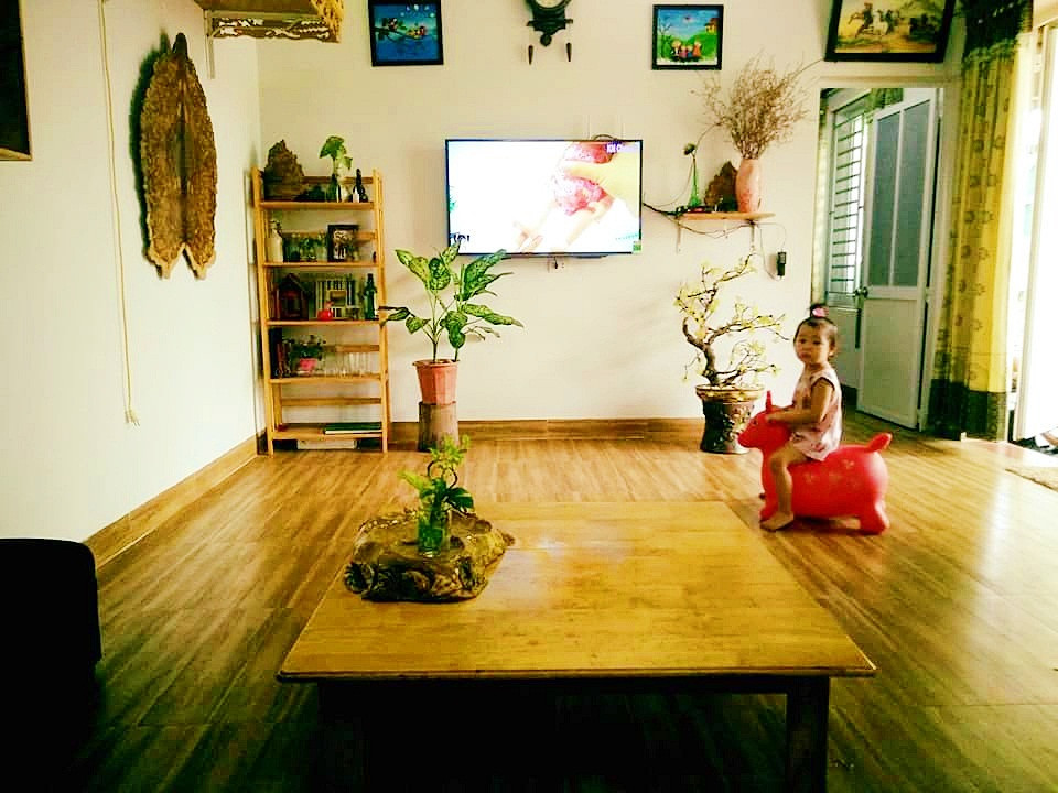 Chị Lan chia sẻ: "Ban đầu cầm trong tay số vốn 50 triệu, vợ chồng chị dự định xây tạm một căn nhà cấp 4 nhỏ để 2 vợ chồng và con cái ở tạm chứ lúc đầu chưa hình thành ý tưởng gì cả...".