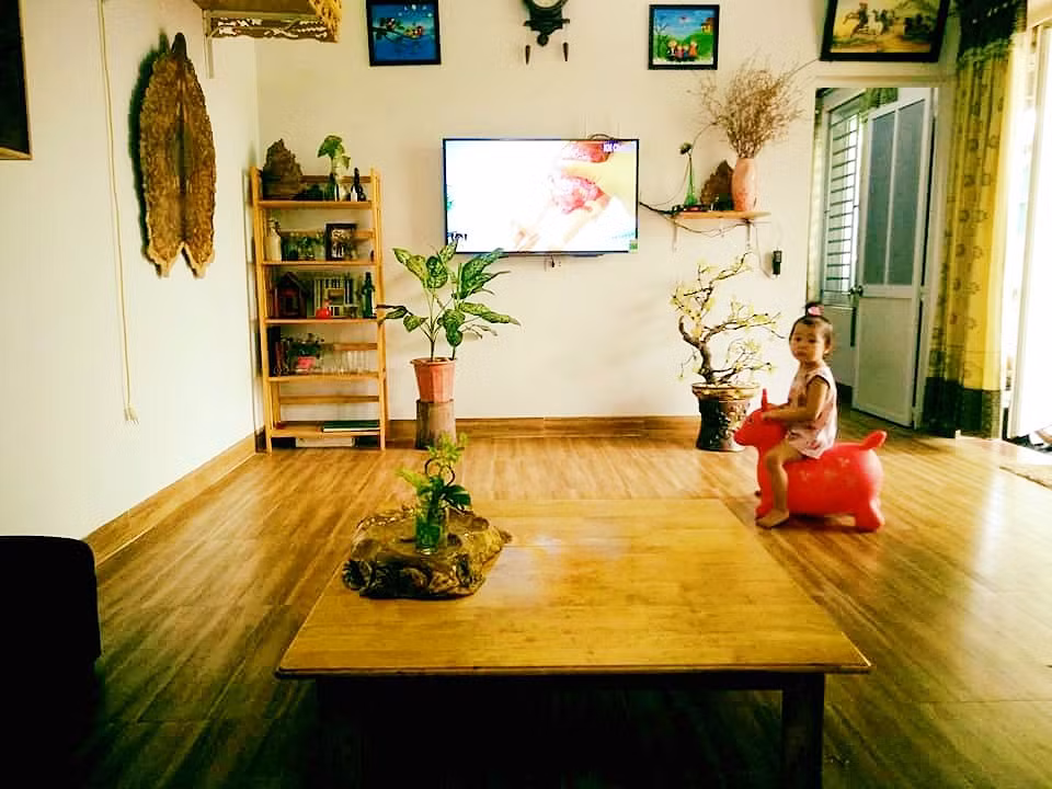 Chị Lan chia sẻ: "Ban đầu cầm trong tay số vốn 50 triệu, vợ chồng chị dự định xây tạm một căn nhà cấp 4 nhỏ để 2 vợ chồng và con cái ở tạm chứ lúc đầu chưa hình thành ý tưởng gì cả...".