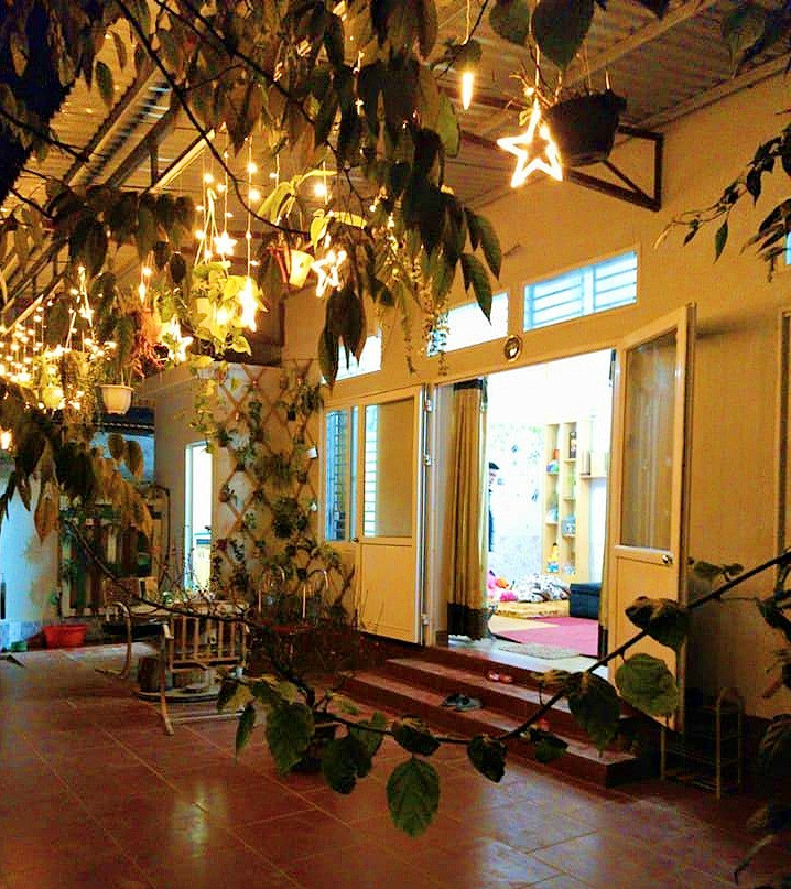 Bởi ngôi nhà giúp gia đình chị được sống hoà mình vào thiên nhiên trong lành.