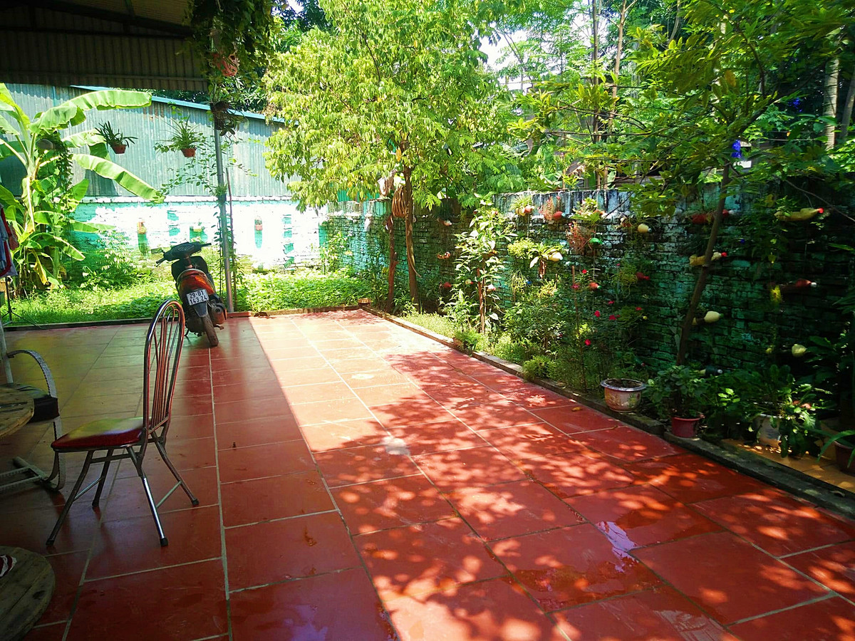 Khoảng sân trước nhà vô cùng rộng rãi và thoáng mát, ngập tràn cây xanh.