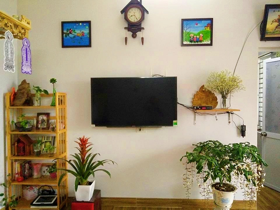 Theo chị Lan, ngôi nhà của vợ chồng chị khi xây không hề có bản vẽ cụ thể. Đội thợ thi công thực hiện dựa trên sự miêu tả của vợ chồng chị và hoàn thiện dần dần.