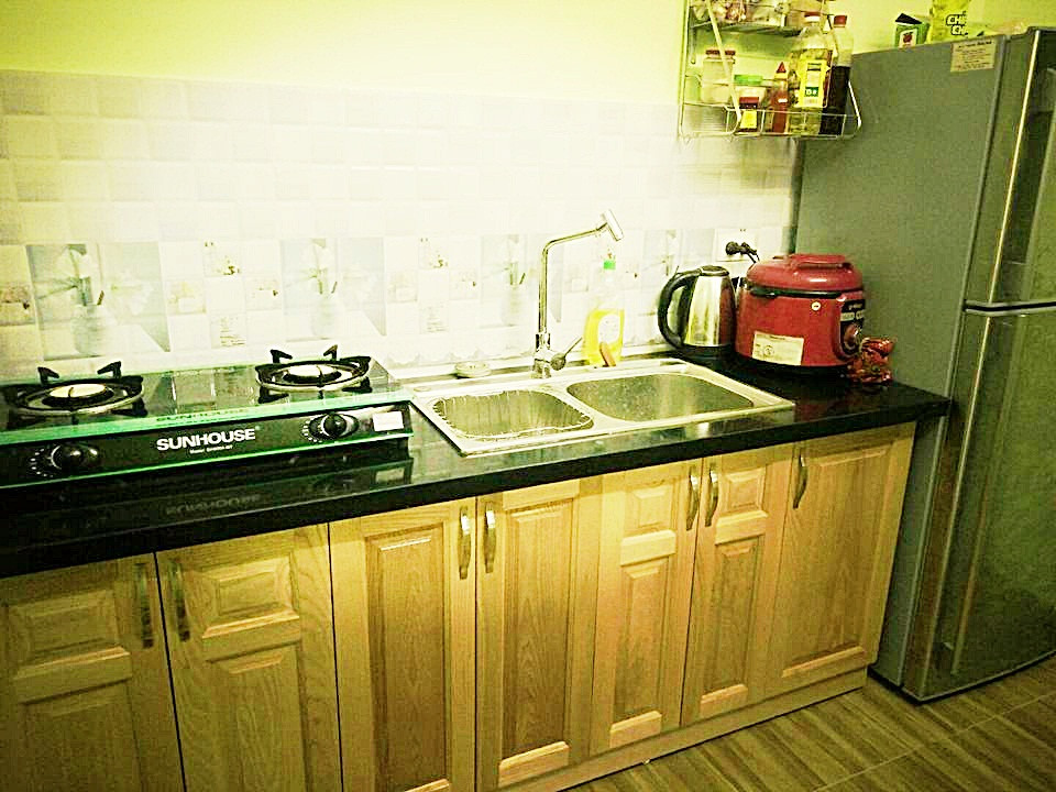 Phòng bếp nhỏ gọn, sang trọng, tinh tế và vô cùng ấm cúng. Mọi đồ dùng trong bếp đều được chị sắp xếp gọn gàng.