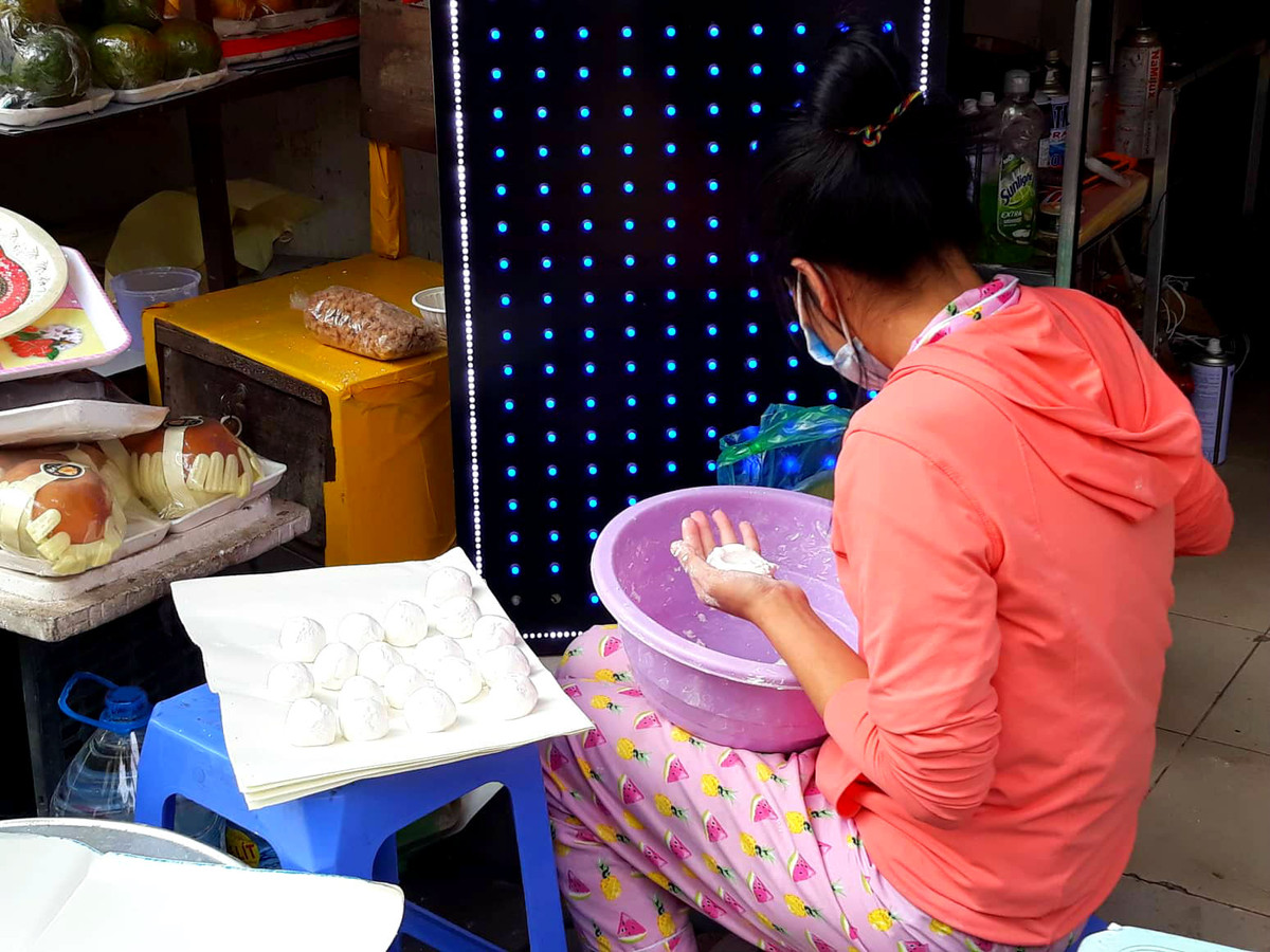 Bánh trôi, bánh chay ở đây được nặn rất khéo, viên nào viên nấy cũng tròn đều tăm tắp.