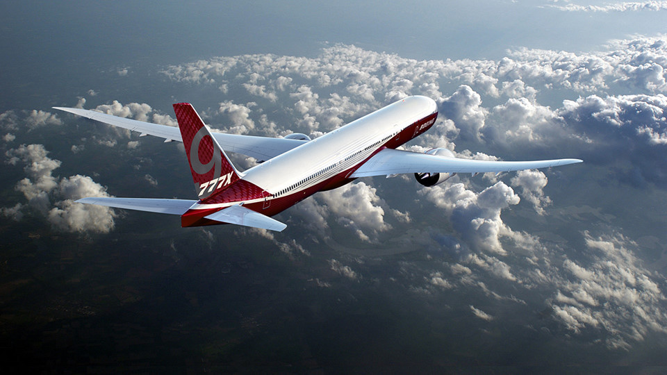 Boeing 777x: 777x là dòng máy bay thân rộng mới từ Boeing. Phần đầu cánh của 777x có thể gập lại. Động cơ của nó giúp nhiên liệu tiêu thụ giảm 12% và khi chi phí vận hành thấp hơn 10% so với đối thủ Airbus A350-1000. Hành khách được tận hưởng tiện nghi như dòng Dreamliner với cửa sổ lớn và đèn trần LED giúp thư giãn khi bay. Emirates là hãng đầu tiên sử dụng dòng này vào năm 2020.
