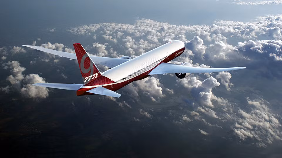 Boeing 777x: 777x là dòng máy bay thân rộng mới từ Boeing. Phần đầu cánh của 777x có thể gập lại. Động cơ của nó giúp nhiên liệu tiêu thụ giảm 12% và khi chi phí vận hành thấp hơn 10% so với đối thủ Airbus A350-1000. Hành khách được tận hưởng tiện nghi như dòng Dreamliner với cửa sổ lớn và đèn trần LED giúp thư giãn khi bay. Emirates là hãng đầu tiên sử dụng dòng này vào năm 2020.