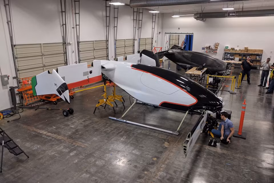 Airbus Vahana: Mẫu máy bay lên thẳng một chỗ ngồi được Airbus hi vọng sẽ trở thành phương tiện tự hành trên không hợp pháp đầu tiên. Nó được thiết kế với khả năng nhận dạng và tự tránh những vật cản như các máy bay khác. Vahana đã thử nghiệm thành công vào tháng 1/2018 tại bang Oregon khi đạt độ cao 5 m và tự hạ cánh an toàn trong 53 giây.