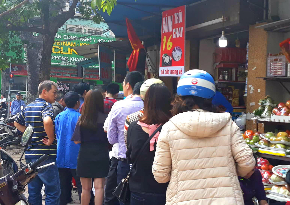Người bán bánh trôi, bánh chay dù khẩn trương song vẫn trở tay không kịp.