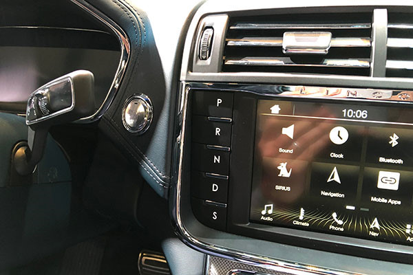 Cần số dạng nút bấm của Lincoln Continental: Các nút bấm của Lincoln Continental được bố trí khá rõ ràng theo thứ tự từ trên xuống dưới như ở cần số truyền thống. Tuy nhiên, vị trí đặt các nút này lại là ở khu vực bên phải màn hình giải trí, thường là nơi đặt các nút điều khiển chức năng. Điều này chắc chắn sẽ khiến không ít tài xế khi lần đầu sử dụng xe phải làm quen lại.